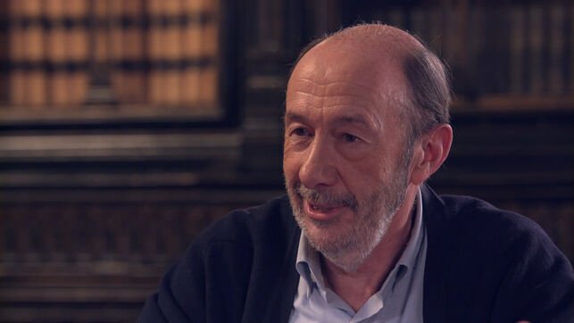 eldiarioes's tweet photo. 📺 VÍDEO | El químico Pérez Rubalcaba explica el Congreso a través de la tabla periódica https://t.co/R5n0As5aDR https://t.co/TQeBalykwt