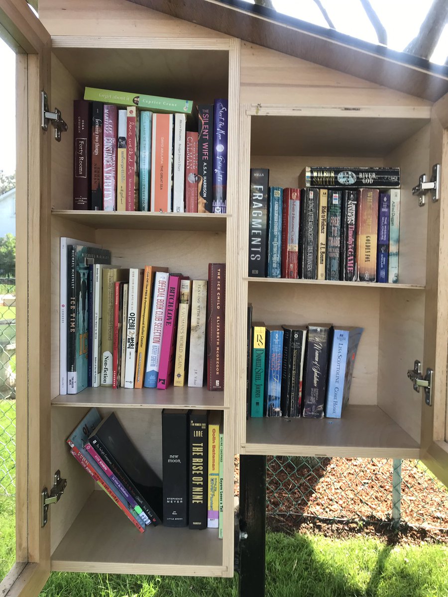 KingsleyLfl's tweet photo. There’s no lineup to access these book! Something for everyone! #shelfie #littlefreelibrary #yyj #books  #Saanich https://t.co/8f3hmGmbIh