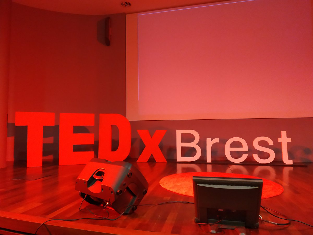 Ce Samedi 11 mai, j'ai assisté au 1er TEDx Brest à la Brest Business School. 1 Animateur, 6 intervenants avec chacun 18 minutes sur scène.