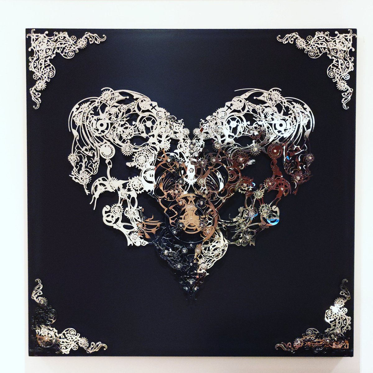 xiahangsculptor's tweet photo. The #red, the #heart, one of  #Legend series,  100x100cm, #stainlesssteel. #Sculptor #xiahang #cards #Magician #Favorites #artforsale #彫刻 #sculpture #luxurylifestyle. https://t.co/rEp2TdfHH5