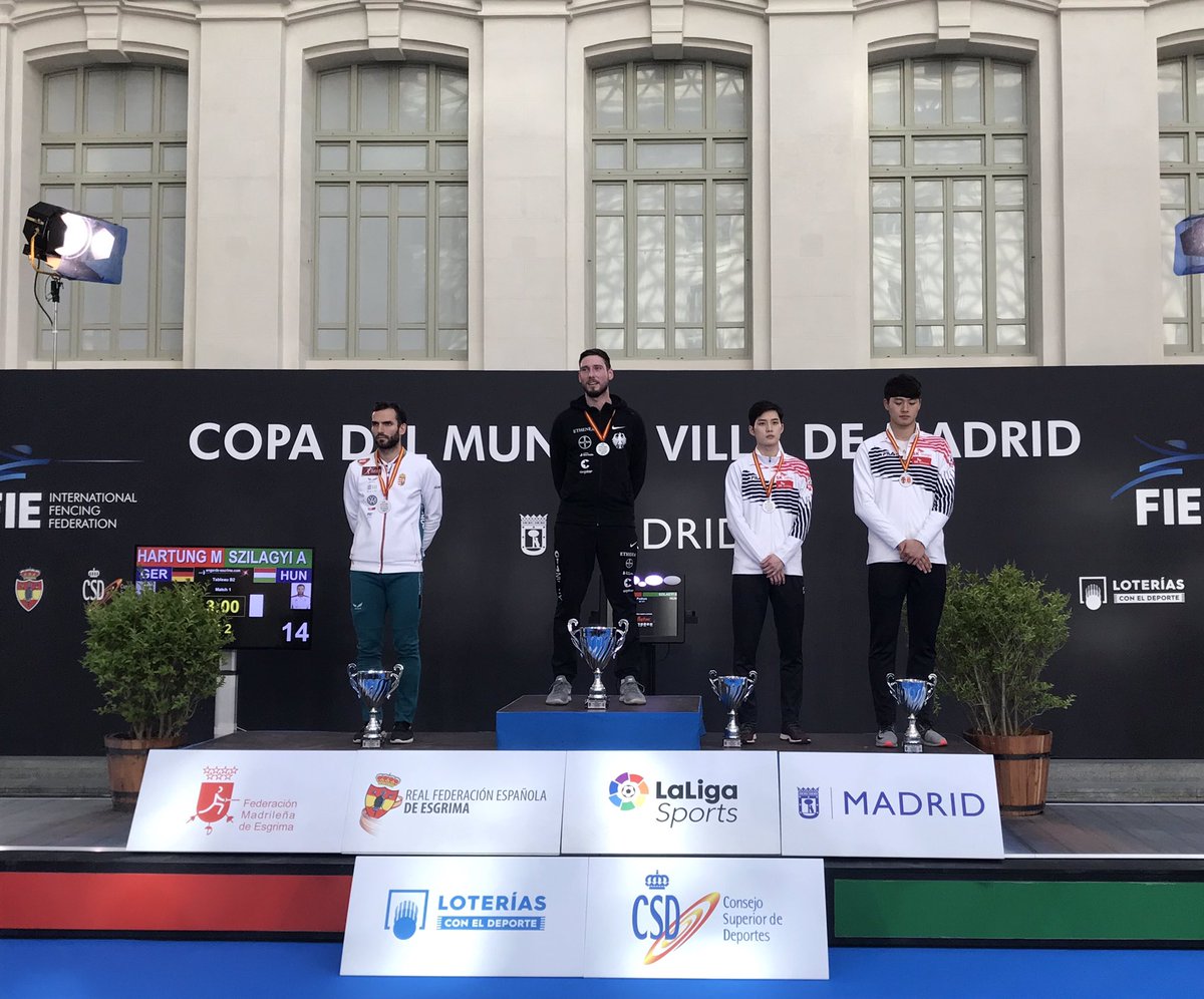rfeesgrima's tweet photo. #Esgrima 🤺

🏆 La Copa del Mundo #VillaDeMadrid2019 ya tiene a sus nuevos medallistas 

🥇Max Hartung 🇩🇪
🥈Aron Szilagy 🇭🇺
🥉Junho Kim 🇰🇷
🥉Sanguk Oh 🇰🇷 

¡Enhorabuena! 👏

#Fencing #FencingWC #SableMasculino https://t.co/48uwYLSHF0