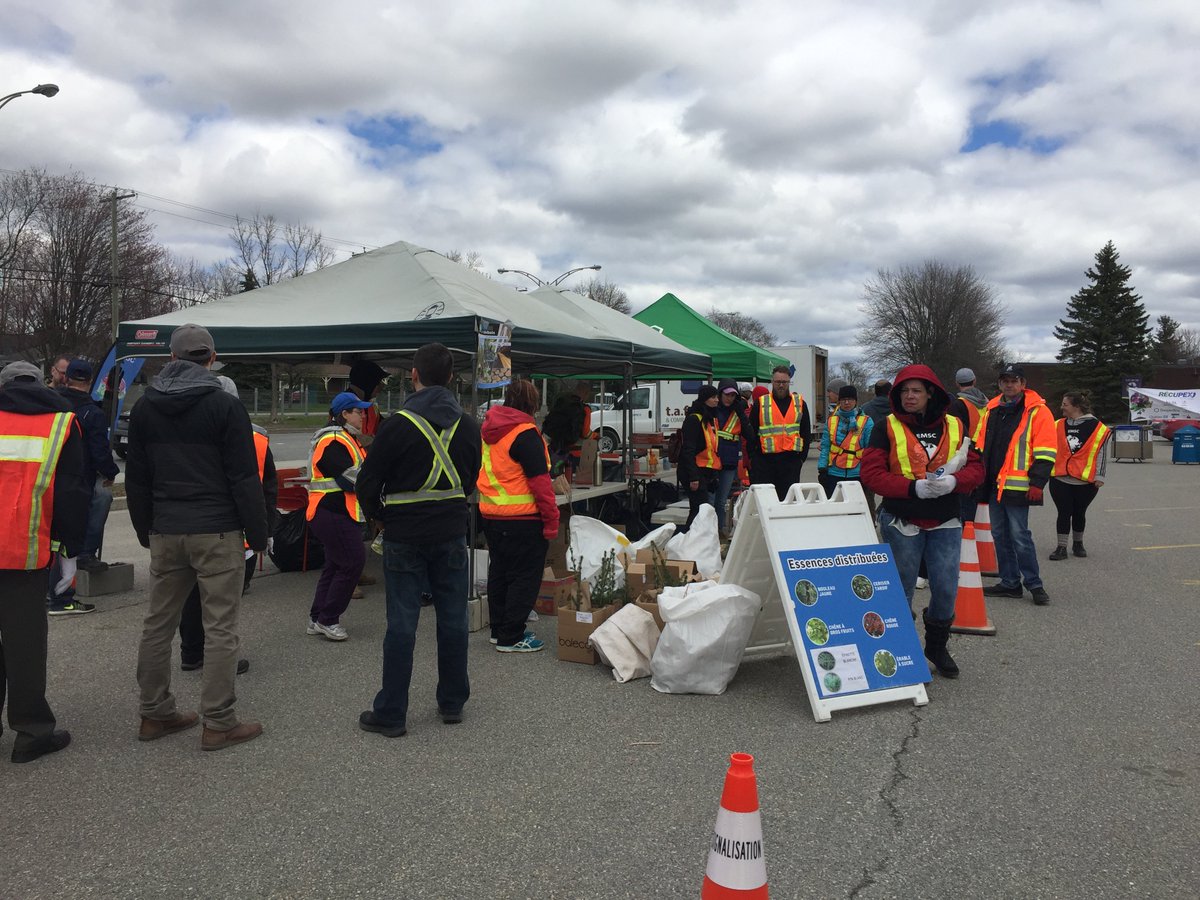 L'événement l'#Estrie met ses culottes est en cours au pavillon Montcalm à #Sherbrooke. Il est possible d'y apporter ses vêtements, souliers et textiles jusqu'à 15 h 30. Récupex y accumule en moyenne 25 000 tonnes de matières textiles. Des arbres y sont aussi distribués #rces