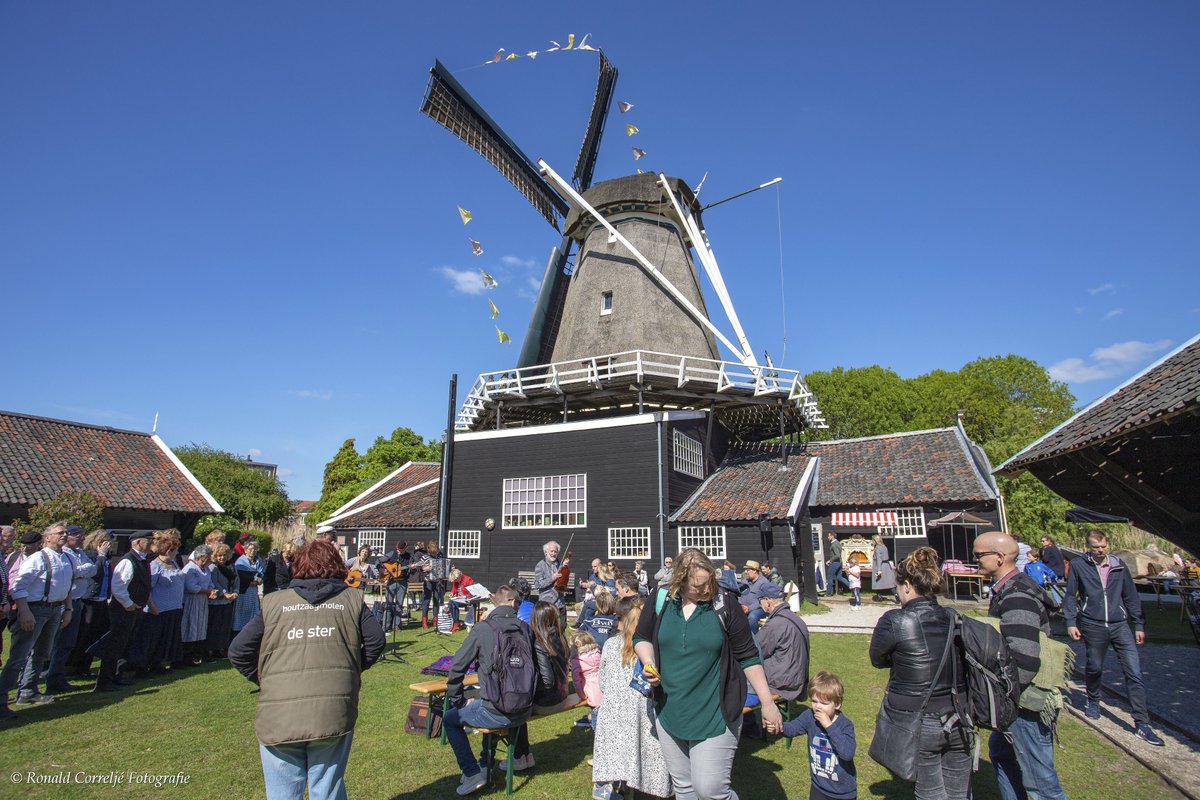 BlikOpUtrecht's tweet photo. Een van de deelnemers vandaag aan de Nationale Molendag is de Utrechtse houtzaagmolen De Ster, gelegen in de wijk Lombok. @MolenDeSter #molendag #Utrecht https://t.co/E91AxqEGUe