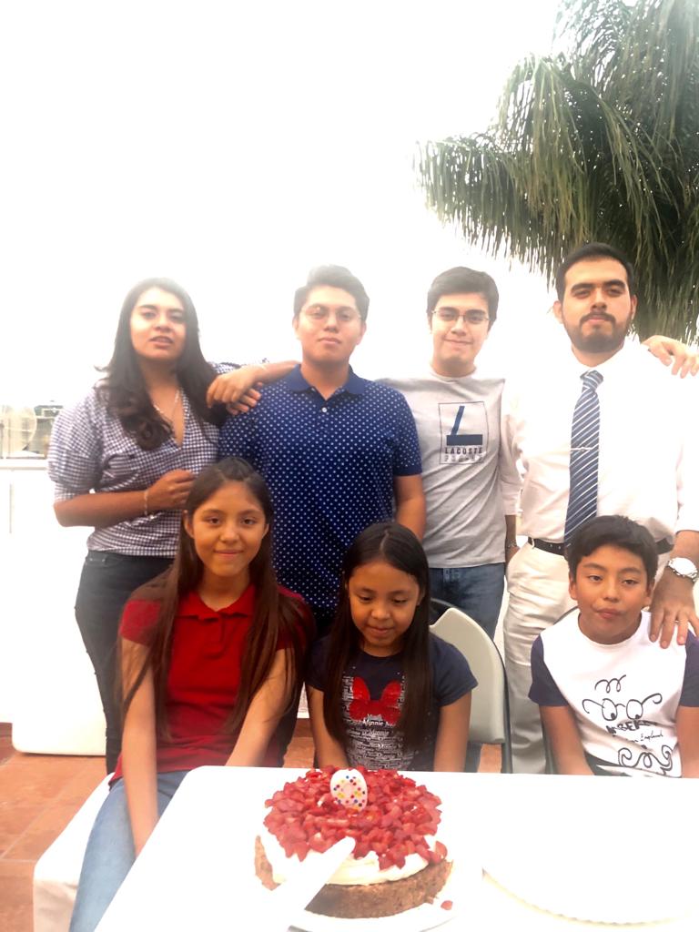 Lety_CruzR's tweet photo. En familia festejamos el cumpleaños de mi sobrina Anneris, su cara de felicidad  y emoción por celebrar su cumpleaños nos llena de alegría.

¡Muchas Felicidades ! 🍰🍬🍭 https://t.co/6HEjVTpVRN
