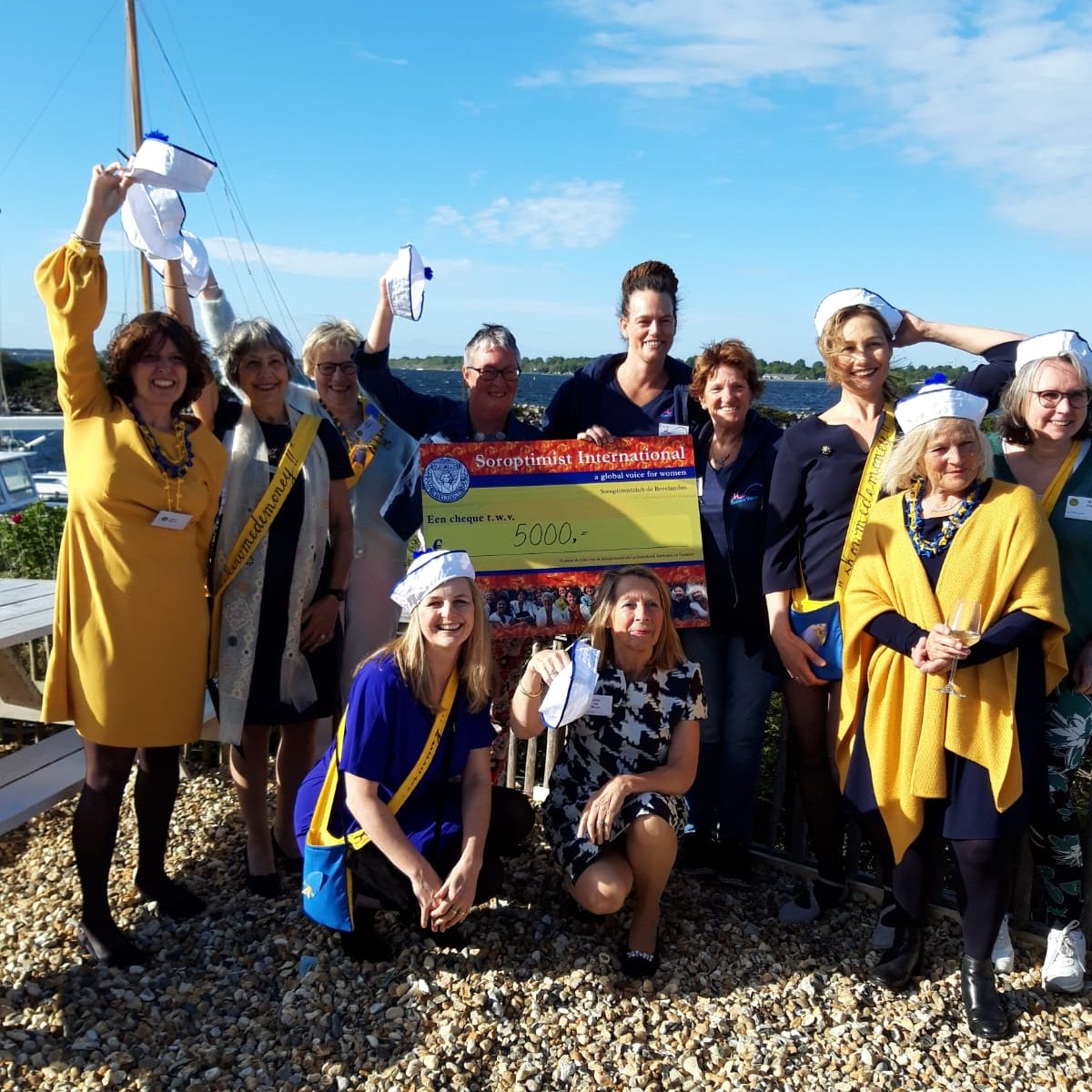 Wij zijn er een beetje stil van. De afgelopen maanden hebben Soroptimistenclub de Bevelanden enorm hun best gedaan om voor onze stichting geld op te halen, met een prachtig resultaat.
Vandaag werd de cheque met een waarde van €5.000 aan Stichting Samen Varen overhandigd.