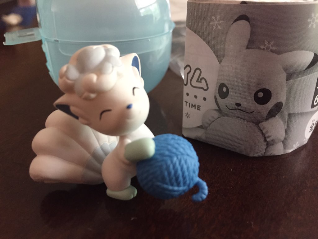 Scarlie_V's tweet photo. I got this #adorable nukunku yarn ball Alolan Vulpix figure by Takara Tomy OMG it’s soooo stinking cute I love it so much ❤️ #Vulpix #alolanvulpix #vulpixlove #vulpixfigure #alolanvulpixfigure #Pokemon #Nintendo #toy #cute https://t.co/WY6ydgNAzj