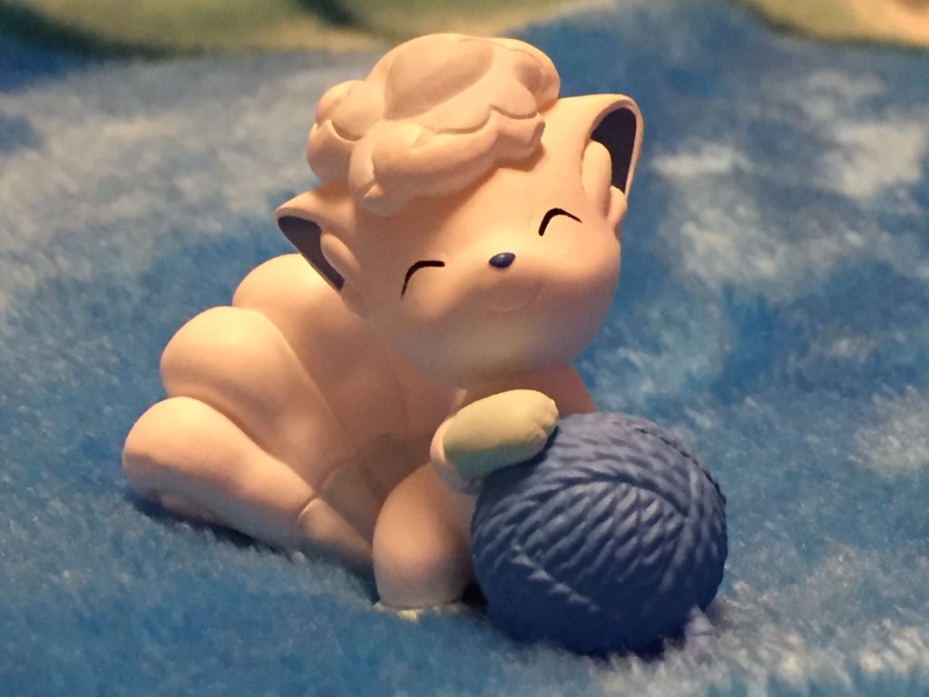 Scarlie_V's tweet photo. I got this #adorable nukunku yarn ball Alolan Vulpix figure by Takara Tomy OMG it’s soooo stinking cute I love it so much ❤️ #Vulpix #alolanvulpix #vulpixlove #vulpixfigure #alolanvulpixfigure #Pokemon #Nintendo #toy #cute https://t.co/WY6ydgNAzj