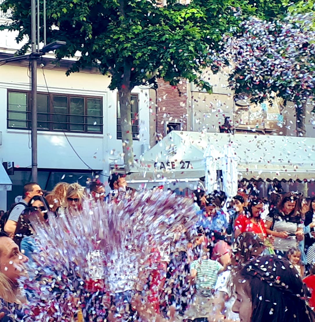 AnnaCos74's tweet photo. Batalla de les flors, o com tornar a la infantesa! 😉Bona festa major! #fentbarri #rambladeferran #canvihonest #Lleida https://t.co/1CrRf76LjH