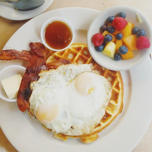 🥞Saturday mood🥞 I think I have all my brunch cravings covered with this plate, right? 😜 What are your weekend plans?