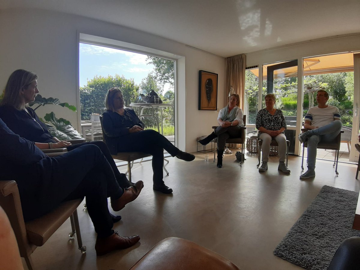 Vandaag samen met <a href="/Aniieta/">AnitainBrussel</a> @juliettebos1990 <a href="/D66aadr/">D66 Alphen a/d Rijn</a> campagne gevoerd voor #EUelections2019 #voorEuropa <a href="/D66/">D66</a>. Op deze zonnige dag veel positiviteit! ☀️☀️☀️