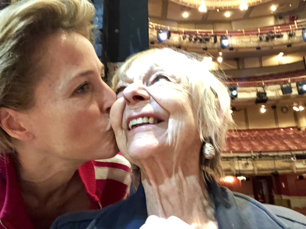 Gillian Anderson tweet media