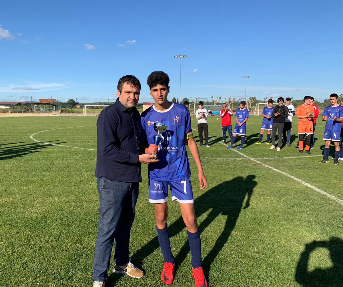 fedriojafutbol's tweet photo. El #EDRiver campeón de la 🏆 #CopaFederación de la Segunda Cadete tras derrotar al #CEFNajera por 1-4 en la final disputada esta tarde en Agoncillo. ENHORABUENA. https://t.co/Uu2OzhJKLS