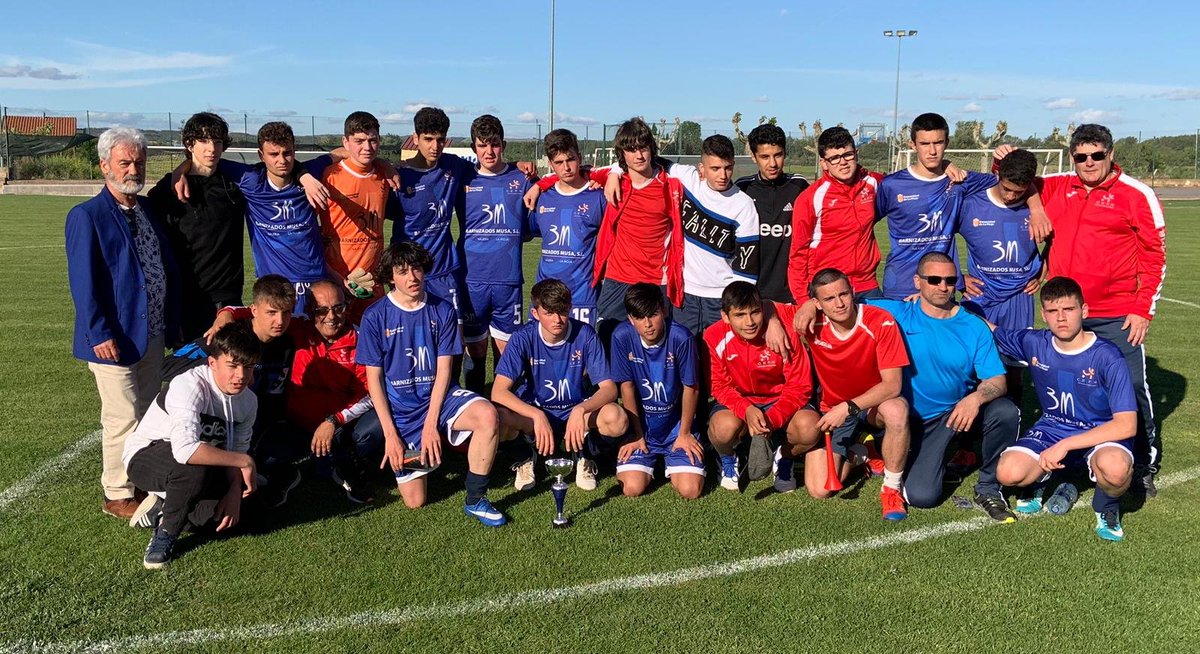 fedriojafutbol's tweet photo. El #EDRiver campeón de la 🏆 #CopaFederación de la Segunda Cadete tras derrotar al #CEFNajera por 1-4 en la final disputada esta tarde en Agoncillo. ENHORABUENA. https://t.co/Uu2OzhJKLS