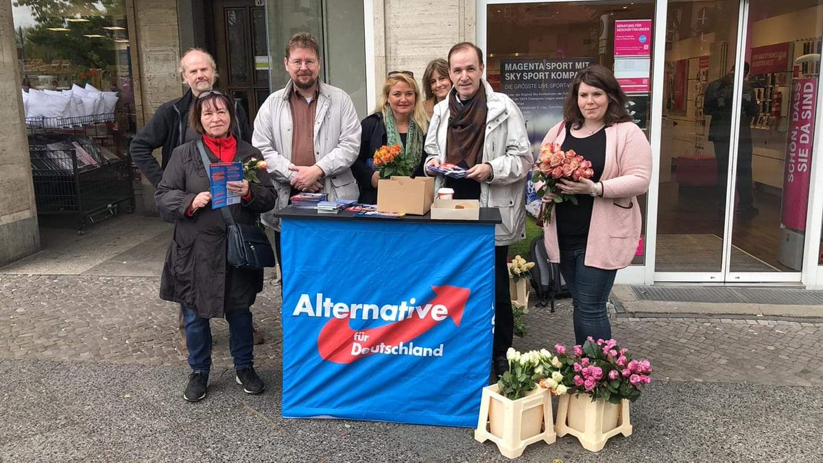 Dr Gottfried Curio Auf Twitter Muttertagsaktion Der Afd Steglitz Zehlendorf Bei Guter Stimmung Und Vielen Interessierten Burgern Wir Verteilten Rosen Und Unsere Eu Faltblatter Es Gab Viel Zuspruch Fur Unsere Politische Arbeit T Co