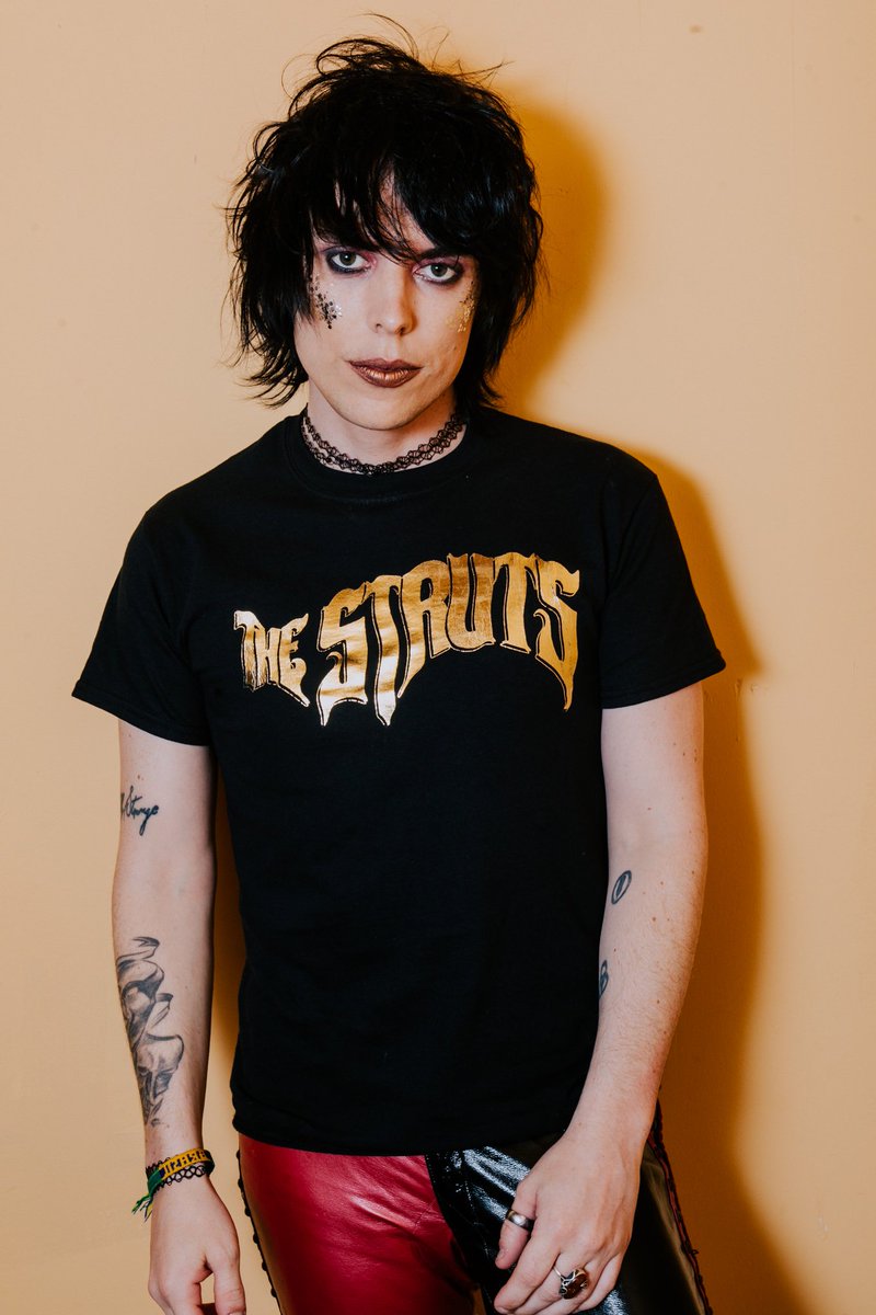 TheStruts's tweet image. It wouldn’t be Struts if it wasn’t gold and shiny! ✨ New metallic merch options at the show and on our web store! store.thestruts.com #younganddangeroustour 📸: @annaleemedia