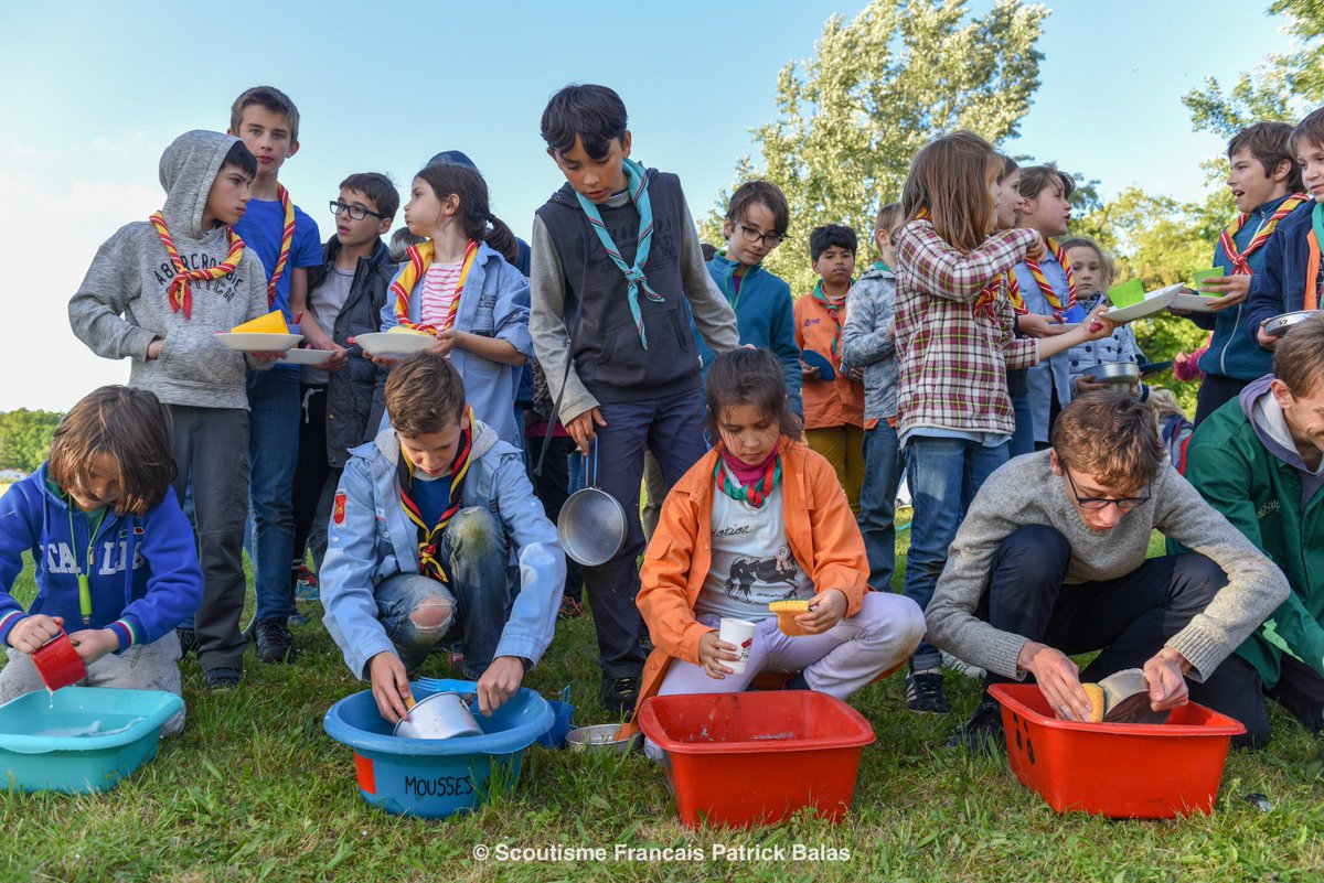 Pbalas17's tweet photo. @ScoutismeFR @sgdf @EEUdF @EedF @EEDFAquitaine Même faire la vaisselle à #VisMonCamp c’est faire de l’inter-association @ScoutismeFR #eeudf #sgdf #eedf #CollegeSF_Bordeaux https://t.co/ghdM1a6Lz6