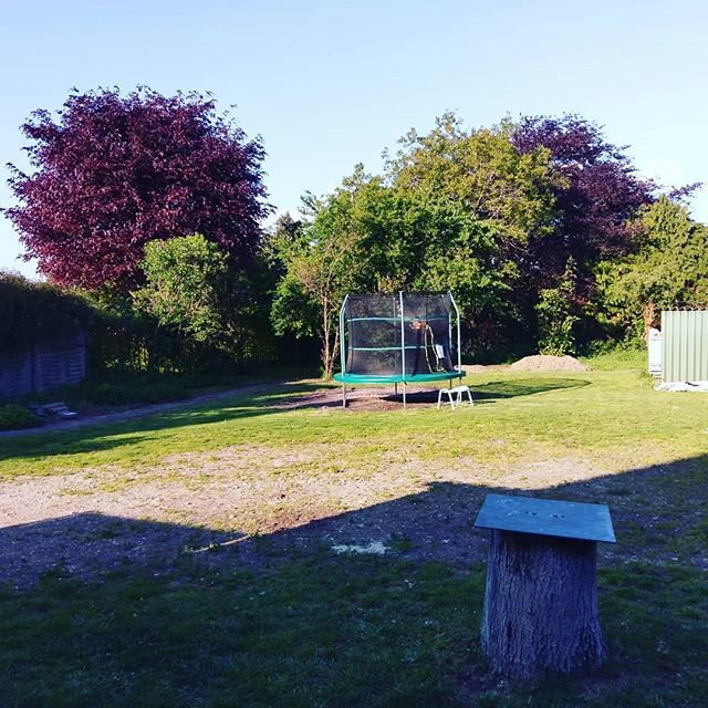 ReemaraU's tweet photo. Die #instagramchallenge geht dem Ende zu. Heute ist bereits Tag 6 mit dem Thema #soentspanneich Wenn mein Kopf eine Auszeit braucht, dann setze ich mich kurz in meinem Garten und genieße die Nuhe. Und die Naturgeräusche. Das ist der Vorteil vom Landleben… https://t.co/iKVqcKUBuA https://t.co/0aIkZx1LLE