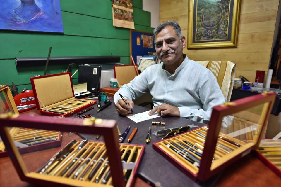 htTweets's tweet photo. #WeeekendReads | Step inside the world of India's #pen #collectors, where a single collectible can cost Rs 12  lakh, and you can use it as collateral for a loan… to buy more pens

(Vanessa Viegas writes) https://t.co/UZH0NiMRrN