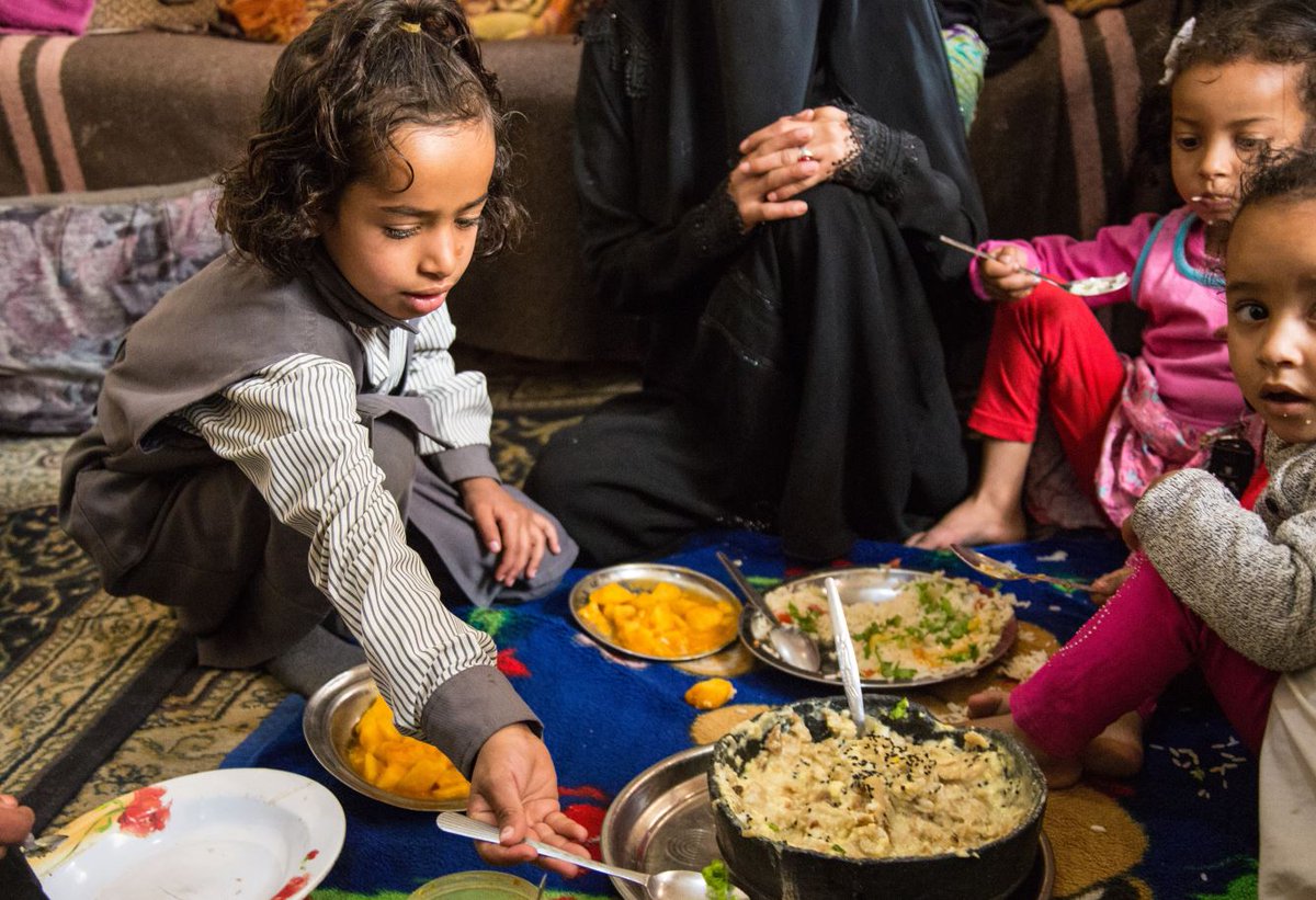 WFP_MENA's tweet photo. In 2018 @WFP distributed over 1 million metric tonnes of food in #Yemen: 800,000 MT of wheat flour, 65,000 MT of vegetable oil and 85,000 MT of pulses. #WhatWeDoMatters #CheckOutOurResults https://t.co/vyhqmnb7JP