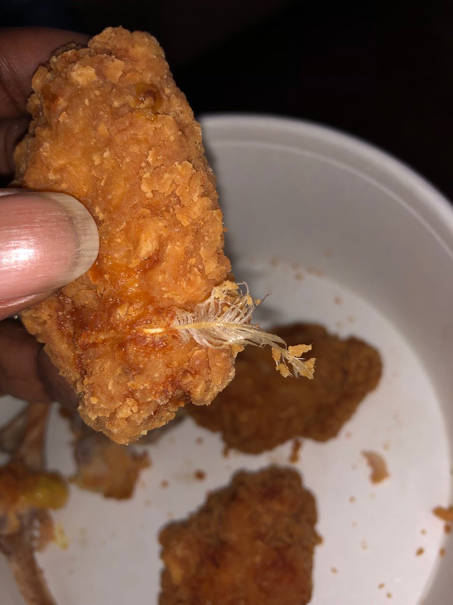 KciNizzo's tweet photo. @kfc KFC in Repentigny on brien nasty af !!!!!! They dont even check they wings still got feather in it 🤮 https://t.co/KNwuQkB5Xb