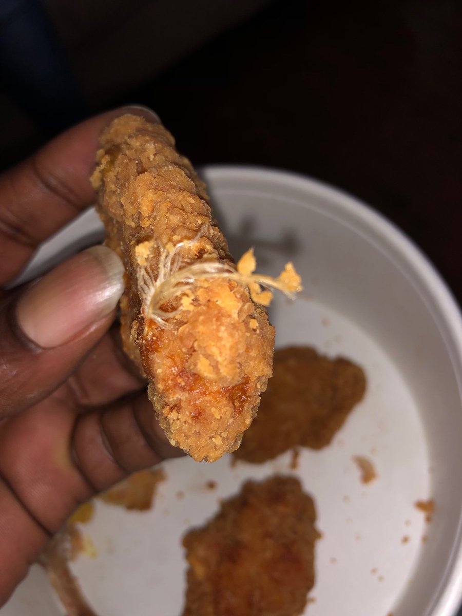 KciNizzo's tweet photo. @kfc KFC in Repentigny on brien nasty af !!!!!! They dont even check they wings still got feather in it 🤮 https://t.co/KNwuQkB5Xb