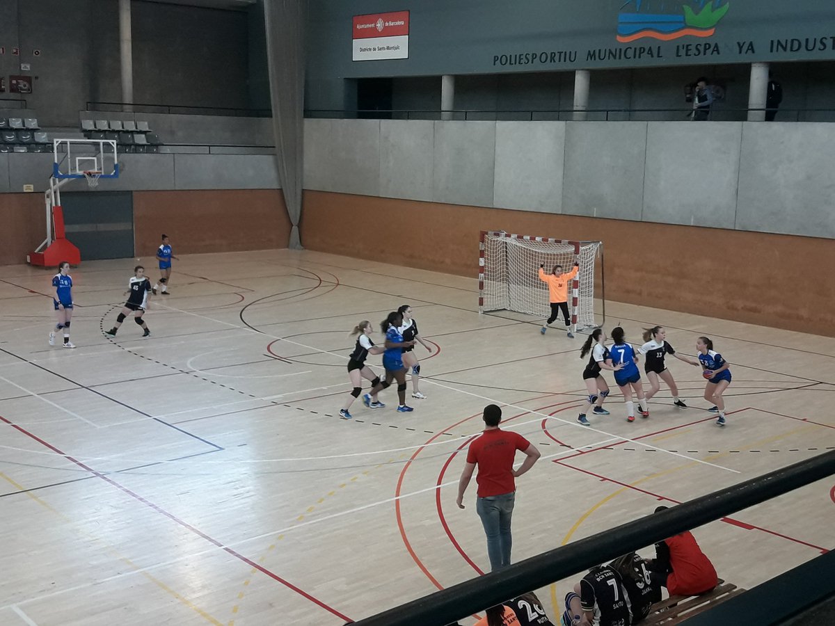 NiuboMarti's tweet image. Extraordinari gest de fair-play de l'equip cadet femení del CEH BCN Sants quedant-se voluntariament amb 6 jugadores quan l'equip contrari, l'A Lleidetana es veu obligat a jugar la resta del partit també en 6 al lesionar-se 1 de les 7 úniques jugadores. Quina lliçó d'esportivitat.