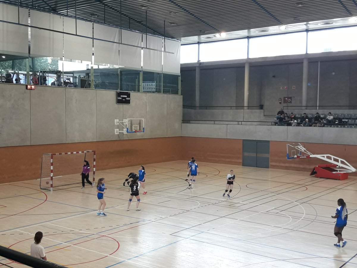 NiuboMarti's tweet image. Extraordinari gest de fair-play de l'equip cadet femení del CEH BCN Sants quedant-se voluntariament amb 6 jugadores quan l'equip contrari, l'A Lleidetana es veu obligat a jugar la resta del partit també en 6 al lesionar-se 1 de les 7 úniques jugadores. Quina lliçó d'esportivitat.