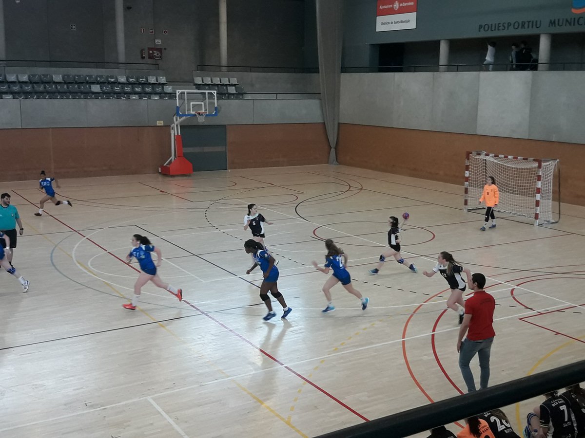 NiuboMarti's tweet image. Extraordinari gest de fair-play de l'equip cadet femení del CEH BCN Sants quedant-se voluntariament amb 6 jugadores quan l'equip contrari, l'A Lleidetana es veu obligat a jugar la resta del partit també en 6 al lesionar-se 1 de les 7 úniques jugadores. Quina lliçó d'esportivitat.