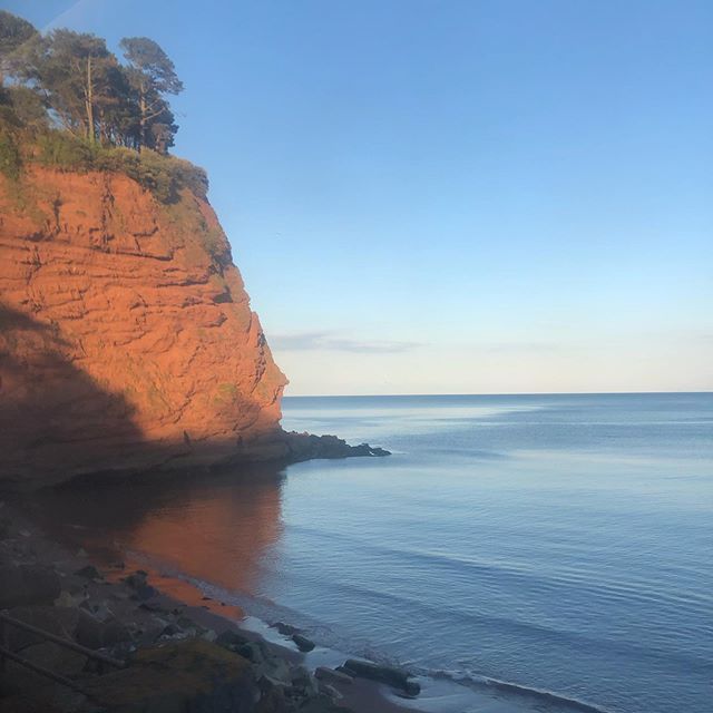 klewis1993's tweet photo. The main reason to make sure you get the train 🚂 down to Plymouth. The joy as I pass through Teignmouth / Dawlish on a beautiful day #dawlish #teignmouth #trainview #gwr #quicktriphome https://t.co/ptPs1zMnta https://t.co/eyUzoHg75V