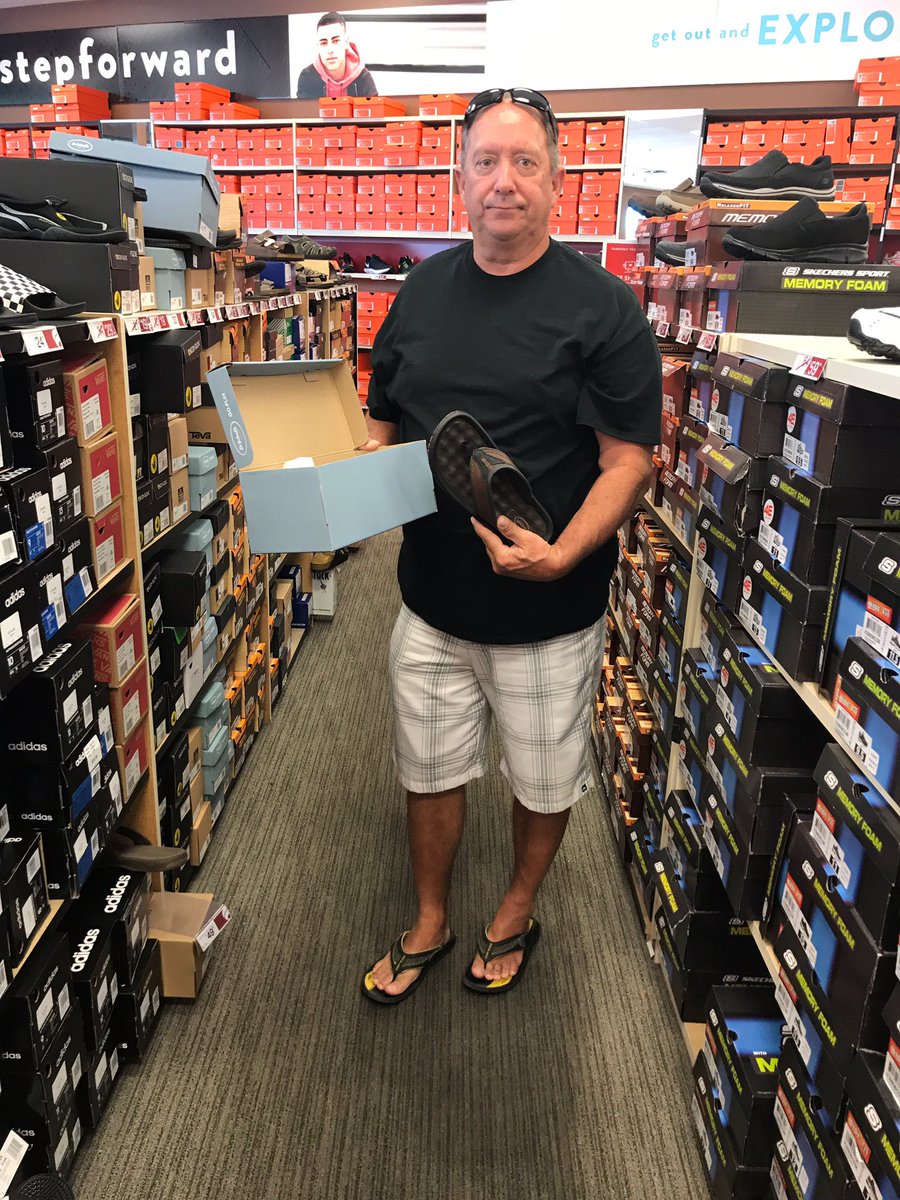 BabyC_15's tweet photo. I sent this picture to my family group message and at that exact moment my mom responds with this. https://t.co/xsAzfWbiJ8
