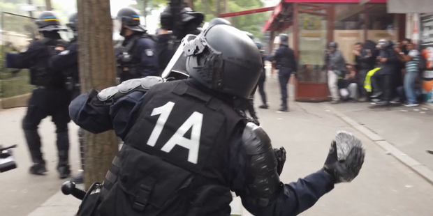 TimickDF's tweet photo. - Et là je leurs dis : "Je me concentre, je vise, et j'arrive à faire 5 ricochets à la surface de la Seine. La classe, non ?".
- Tu crois que ça va tenir devant l'IGPN, cette version ?
- Oui.
#acte25 #Acte26 #giletsjaunes https://t.co/mnOK2PHomb