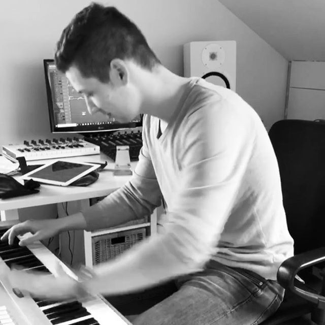 MaxSkyBeats's tweet photo. Old footage from producing the beat “MOBBIN” | should I show more behind the beats? Let me know in the comments! #MaxSkyBeats #MaxSky #producer #producing #musicproducer #production #musicproduction #beatmaker #behindthebeats #keys #piano #pianist #mixin… https://t.co/1Xyx9VQl8Q https://t.co/CfODgsQZm4