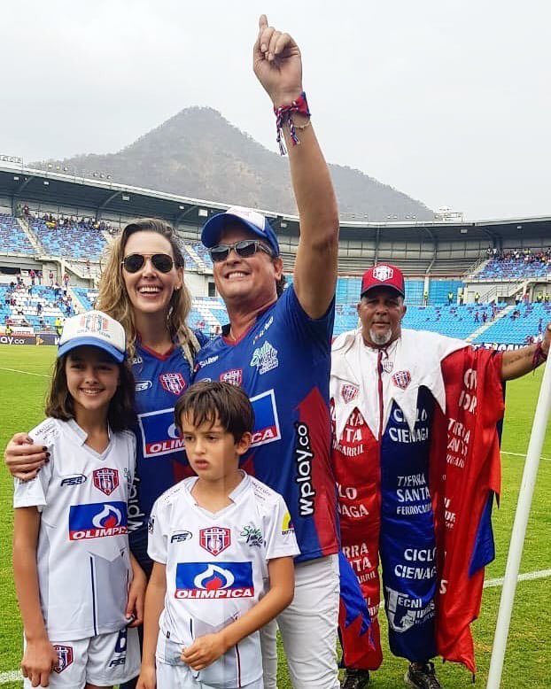 carlosvives's tweet photo. A pesar de que perdimos, no deja de ser una emoción volver al estadio a ver a mi equipo del alma y compartirlo con mis hijos! @UnionMagdalena tú sabes cuánto te quiero!!! #pitanpitan @ClaudiaElenaV https://t.co/N4gnVU9792