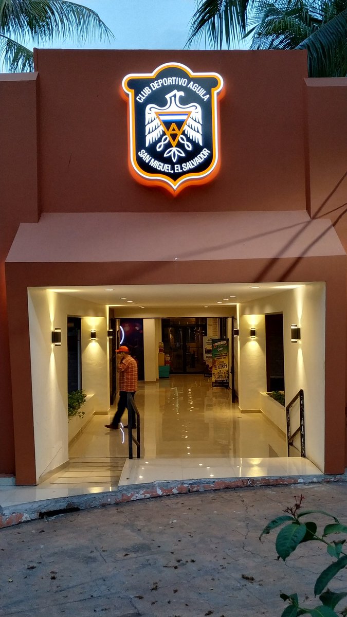 oscarhassin's tweet image. Quiero enseñarles donde celebramos los socios de CLUB DEPORTIVO ÁGUILA.
Pocos (o ningún) equipos en centroamerica lo tienen.
Son instalaciones increíbles donde el equipo de fútbol también se relaja.
Bienvenidos nuevos socios.
Esta es la visión de un club 👏