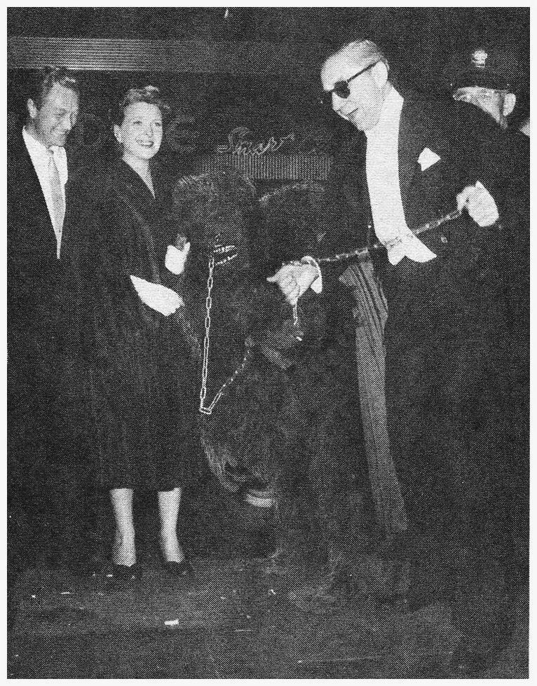 el_zombo's tweet image. Richard (CREATURE  FROM THE BLACK LAGOON) Denning, wife Evelyn (the WOLF MAN) Ankers, a gorilla, and Bela Lugosi at the HOUSE OF WAX (1953) premiere!
#retrohorror