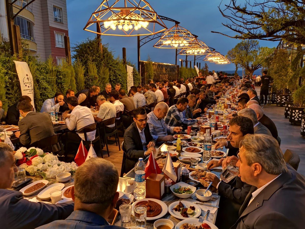 tumsiadbatman's tweet photo. Bu yıl geleneksel olarak düzenlediğimiz İftar programı yoğun katılımla gerçekleşti.Davetimize icabet eden Genel Başkan yardımcısı Eyüp TOPAL Genel merkez yönetim kurulu üyelerimiz  Senayi SATI ve Nezir YEŞİLYURT’a TÜMSİAD ailesi adına teşekkür ederiz. @tumsiad https://t.co/fW9HLKF4JA