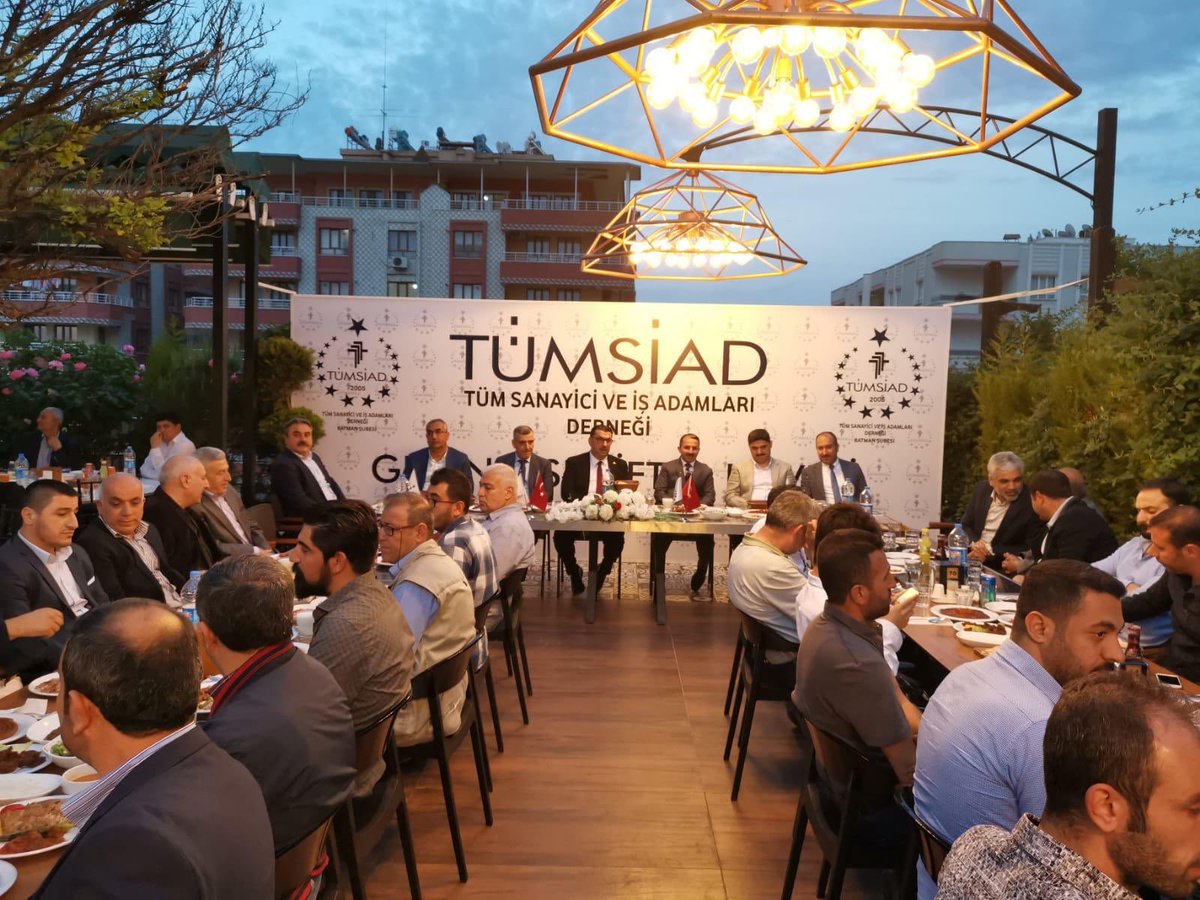 tumsiadbatman's tweet photo. Bu yıl geleneksel olarak düzenlediğimiz İftar programı yoğun katılımla gerçekleşti.Davetimize icabet eden Genel Başkan yardımcısı Eyüp TOPAL Genel merkez yönetim kurulu üyelerimiz  Senayi SATI ve Nezir YEŞİLYURT’a TÜMSİAD ailesi adına teşekkür ederiz. @tumsiad https://t.co/fW9HLKF4JA