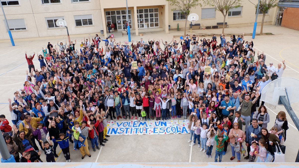 L’alumnat i les famílies de <a href="/Escola_Alberich/">Escola Doctor Alberich i Casas</a>  ens hem reunit al pati de l’escola per reivindicar un Institut Escola #InstitutEscolaPonent #VolemUnInstitut <a href="/reusdigitalcat/">Reusdigital.cat</a> @Diari_Mes <a href="/diaridtarragona/">Diari de Tarragona</a> <a href="/canalreus/">Canal Reus</a> @LANOVA_radio <a href="/TGNdigital/">TarragonaDigital</a> <a href="/NWRevistadeReus/">NW Revista de Reus</a>