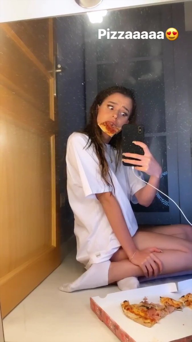 Leaxcookiee1's tweet photo. She is so cute 😍🍕 https://t.co/4YcWPikSk1