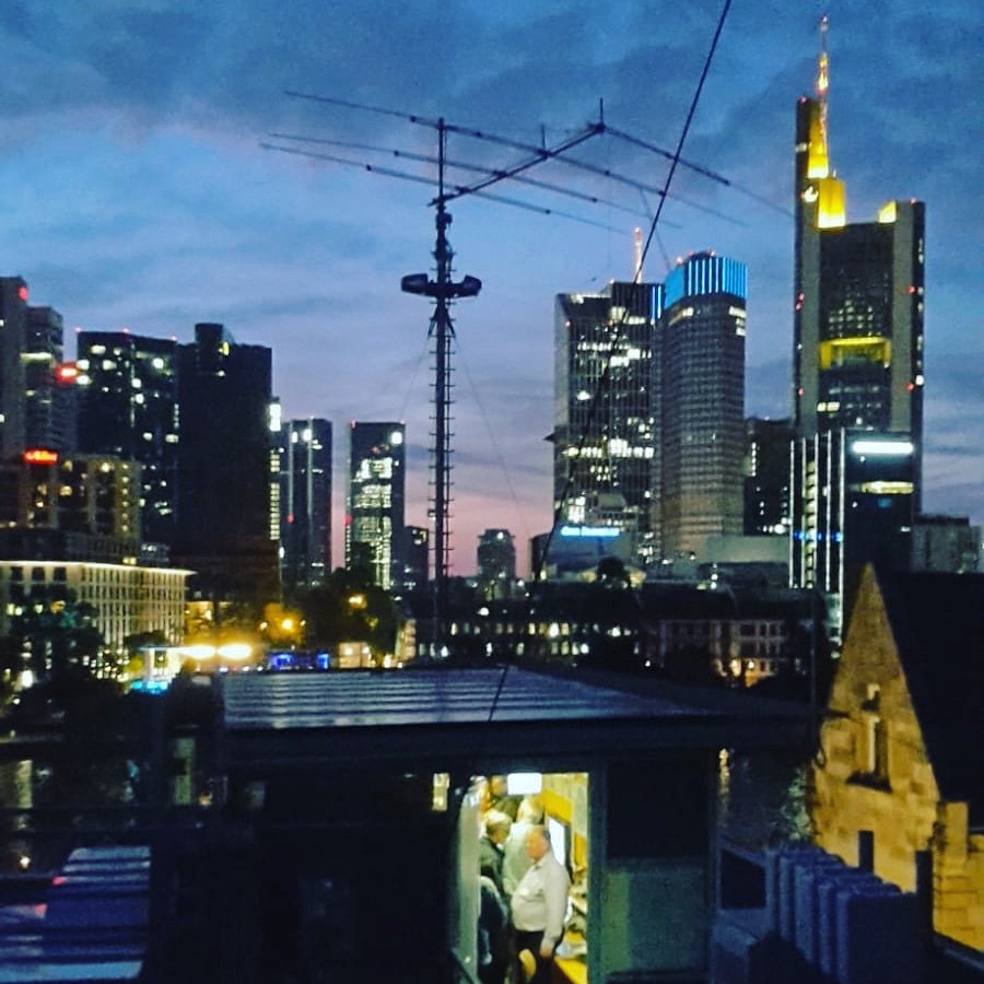 mfk_frankfurt's tweet photo. Die Funkstation der der Funkamateure ist heute geöffnet für die #NachtderMuseen. Dort erklären Mitglieder des #DARC Ortsverband, wie Funken & Morsen funktioniert. #dl0dpm #ndmffm https://t.co/o96w6nUW28