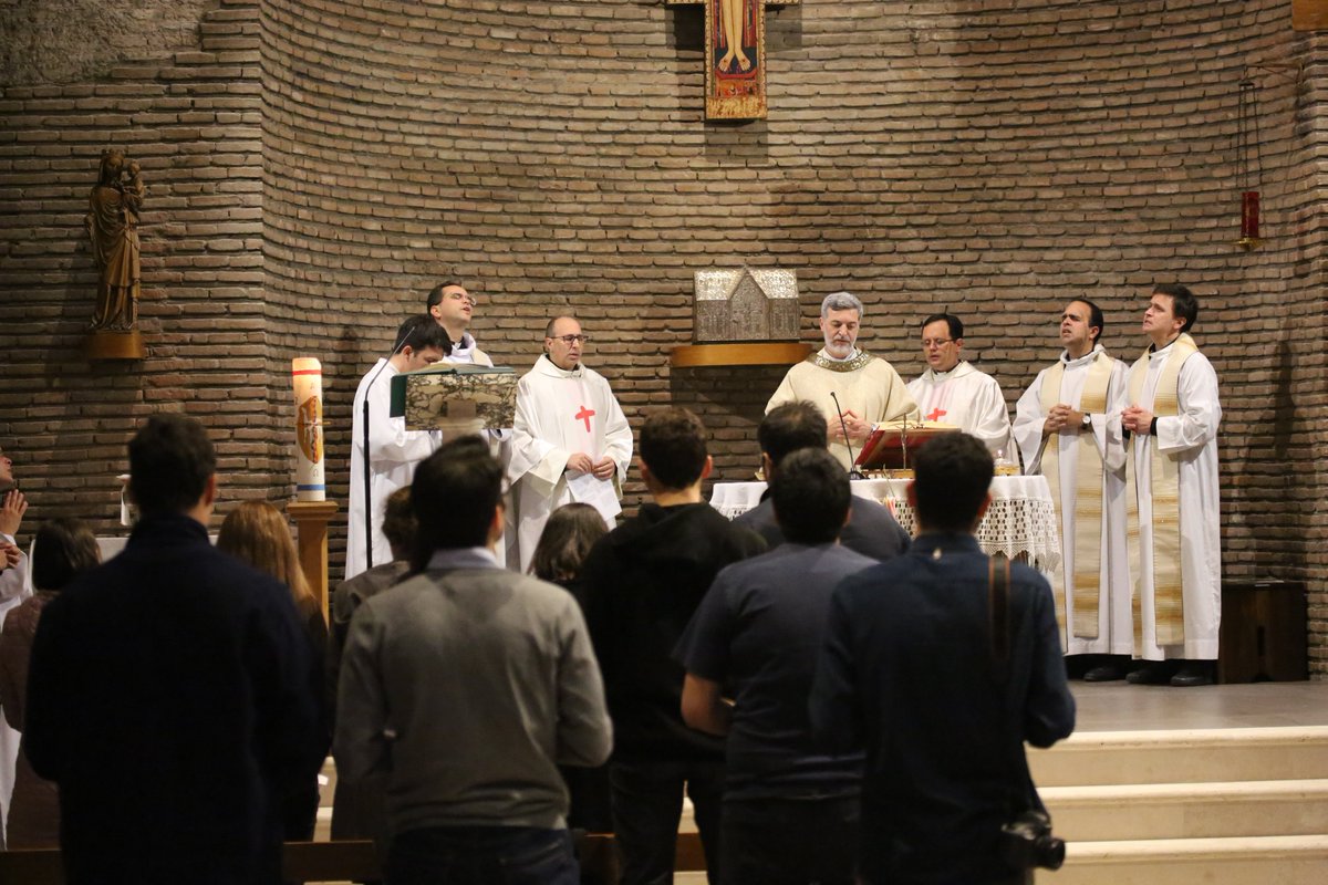 LaityFamilyLife's tweet photo. P. Chagas, ha ringraziato i dirigenti e i tecnici dell'APSA per la loro professionalità e dedizione che "fanno ancora più bello il @youthCSL" e ha lanciato un invito a tutti a collaborare nella "costruzione" della santità delle persone che abbiamo intorno a noi #GaudeteEtExultate https://t.co/8jZ7Xo5uXe