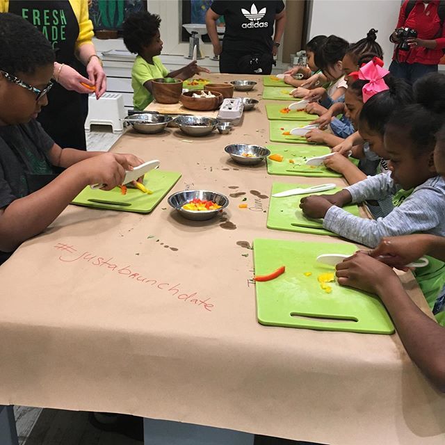 justabxmom's tweet photo. Our little chefs had a fun day at @freshmadenyc during our @justaplaydatenyc #justabrunchdate event. It was a nice way to kickoff Mother’s Day weekend.
.
.
.
#justabxgirl #freshmadenyc #culinarykids #chefitup #cookingkids #kidscooking #justaplaydate #jus… https://t.co/Sw1BIJjsV1 https://t.co/CPXZXbcwhn