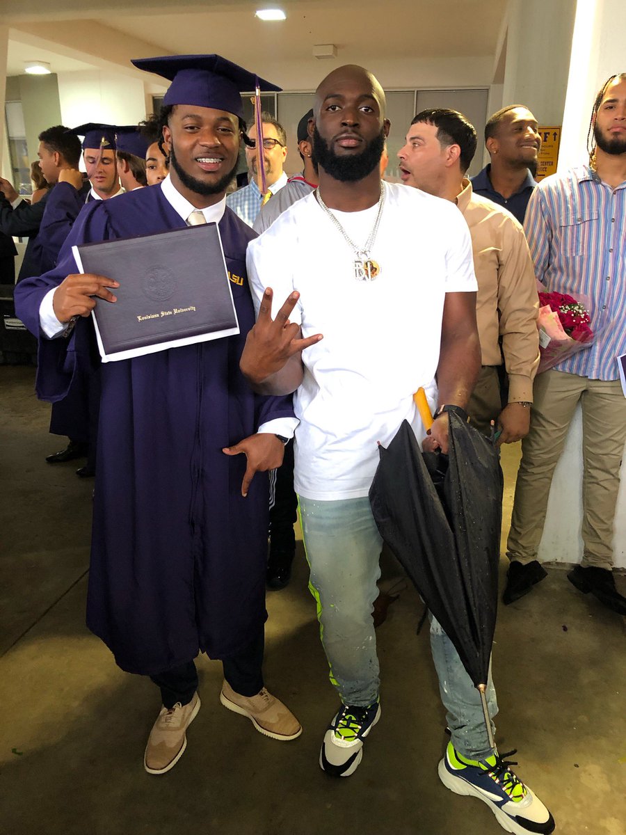 _fournette's tweet photo. Where I’m from we attend more funerals than graduations congrats lil brother @L_Fournette https://t.co/tVWweD6OAC