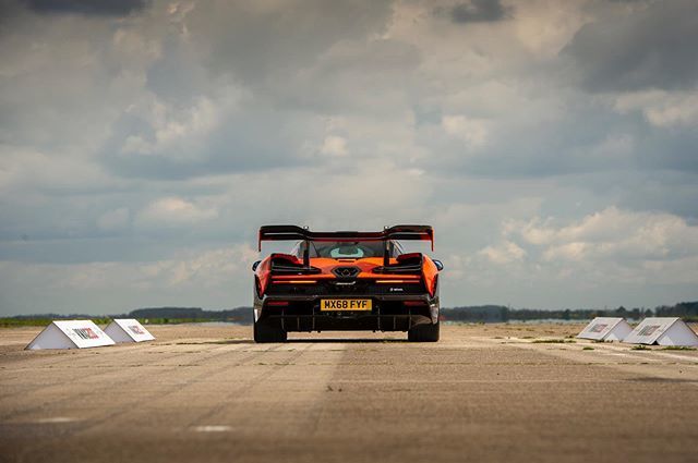 HEPhotographer's tweet image. #McLaren #Senna #vmax200 #racetherunway #200mphclub #automotivephotography #kendrewbarracks #supercar bit.ly/2JhFbz1
