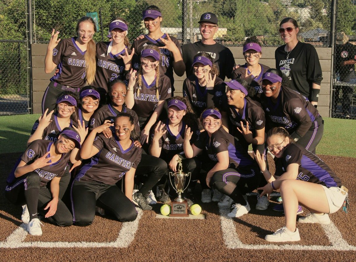 For the first time in school history, softball is the Metro League champion! They take the title home following last night’s 5-0 win over Blanchet #GoBulldogs 🐶💜