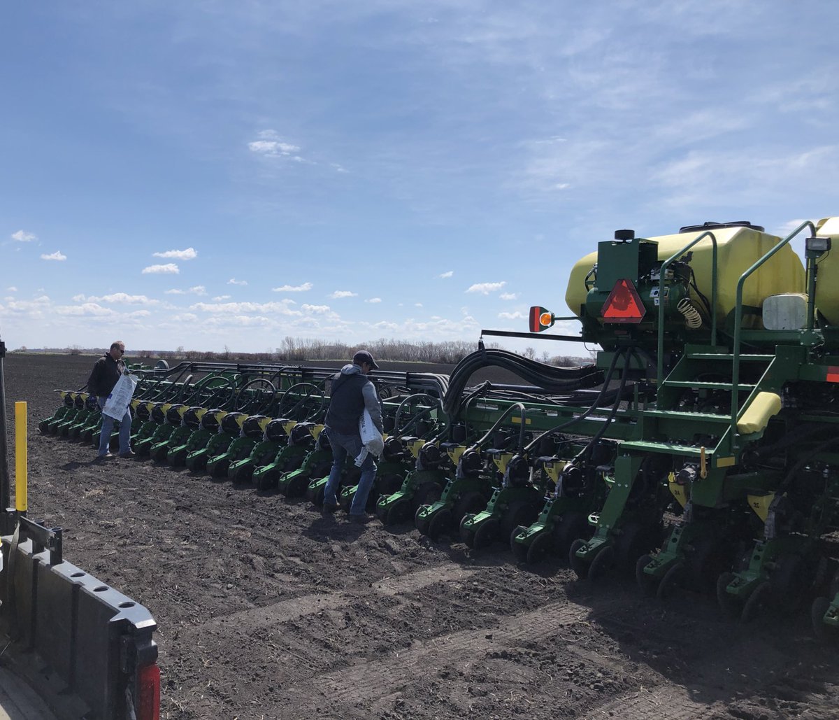 GoldenHarvestDL's tweet photo. Another @GldnHarvest Plot in the books!  This one is our P4 plot 16 rows/Hybrid and 21 Hybrids in Mahnomen County!#GoldenHarvest #halfmilelong #plant19 https://t.co/v2CEDJapcD
