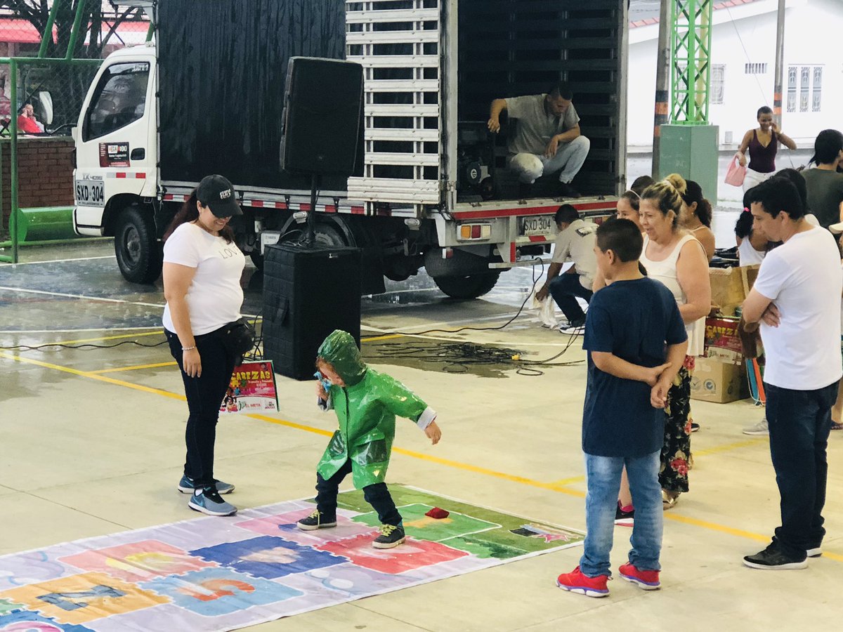 SocialMetaSec's tweet photo. Ni la lluvia ☔️ es impedimento para celebrar el Día de la Niñez en el barrio Morichal del municipio de Acacías. @GobMeta @marcela_amayag https://t.co/MaSEvxuCYA