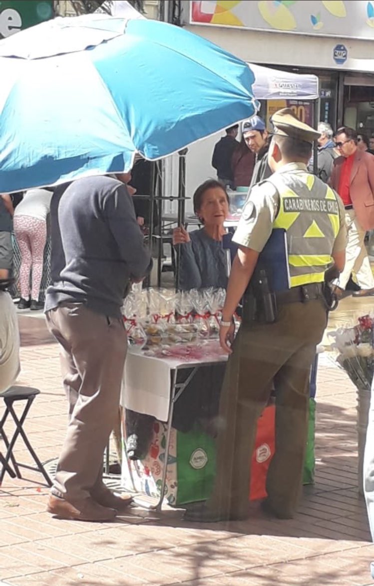 JM_LatorreChile's tweet photo. POLÉMICA:
Carabineros fiscalizó abuelitos que se hicieron famosos por vender sus chocolates en paseo Prat de #Antofagasta pq no les alcanza con sus pensiones para llegar a fin de mes, le hicieron advertencia si volvían a verlos ahí los multarían y quitarían todas sus cosas😰 https://t.co/Cxv8FoNJJ9