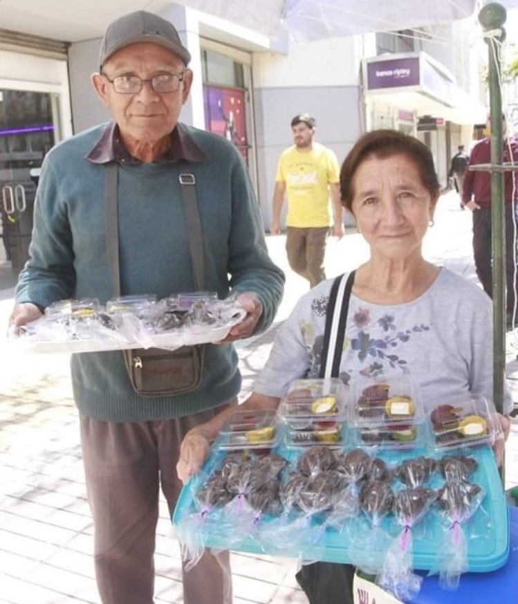 JM_LatorreChile's tweet photo. POLÉMICA:
Carabineros fiscalizó abuelitos que se hicieron famosos por vender sus chocolates en paseo Prat de #Antofagasta pq no les alcanza con sus pensiones para llegar a fin de mes, le hicieron advertencia si volvían a verlos ahí los multarían y quitarían todas sus cosas😰 https://t.co/Cxv8FoNJJ9