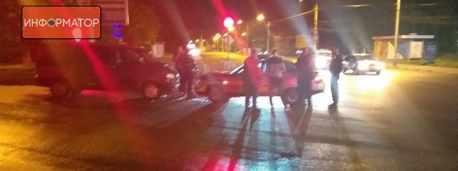 Nikopol_Online's tweet photo. Лобовое столкновение в Никополе: на светофоре «встретились» ВАЗ-2110 и микроавтобус https://t.co/LYsytoMYuc

11 мая около 22:00 в центре Никополя случилось ДТП. Возле торгового центра «Влади» на светофоре столкнулись ВАЗ-2110 и микроавтобус. Об этом Никополь Онлайн  стало изве... https://t.co/5N5950pxc7